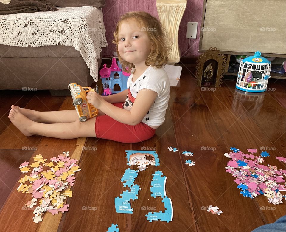 The joy of putting together a puzzle!  With Dad's help, of course. / A alegria de montar um quebra-cabeça! Com a ajuda do papai, é claro. 