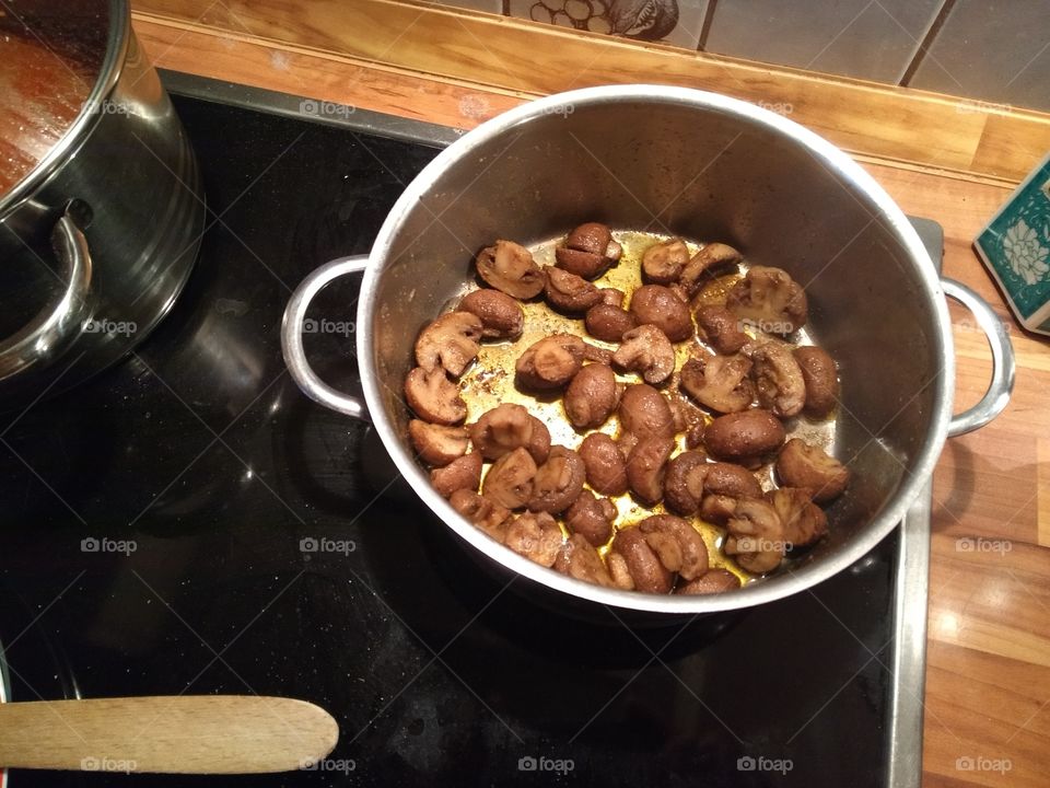 Cooking mushrooms with olive oil