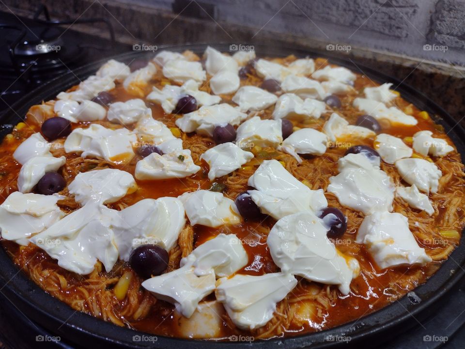 frango desfiado com requeijão palmito milho pimentão e azeitonas pretas