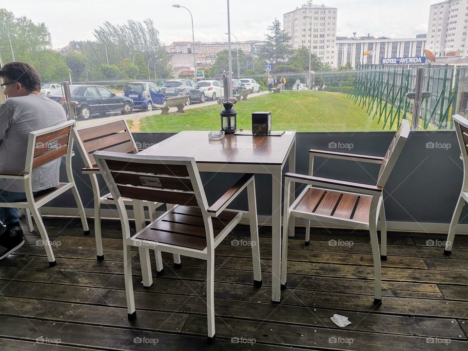 Mesa en una terraza con vistas a zona verde