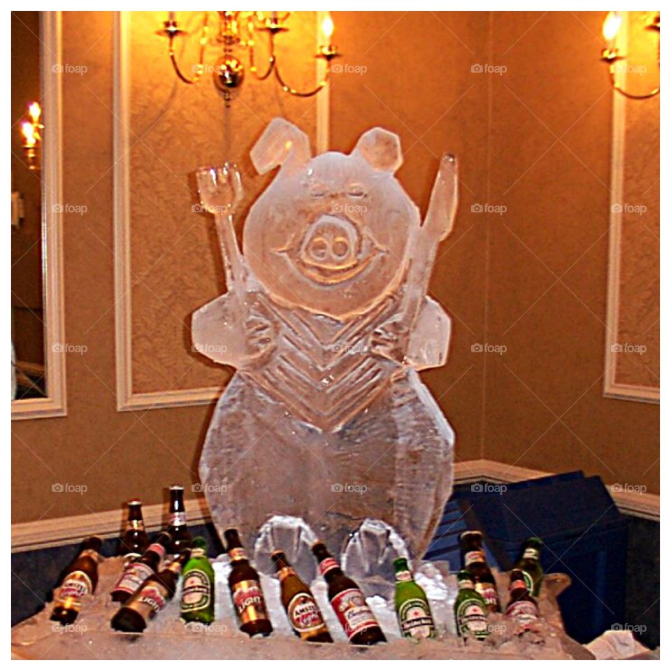 The picnic pig ice sculpture
