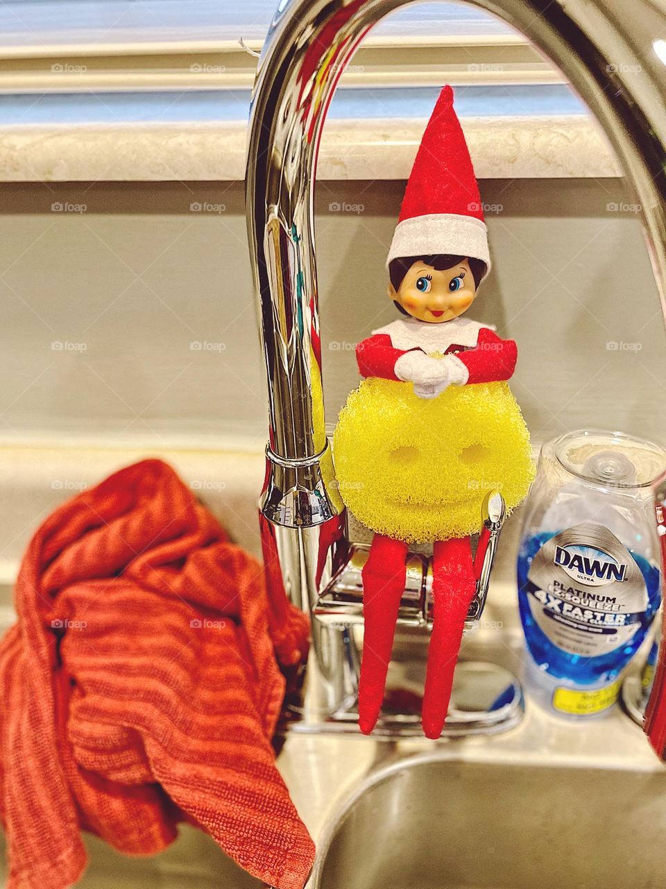 Elf on the shelf does the dishes, elf on the shelf antics, elf on the shelf tradition, Christmas traditions with kids, having fun with Elf on the shelf, scrub daddy and elf on the shelf, scrubbing the dishes, supplies for washing dishes