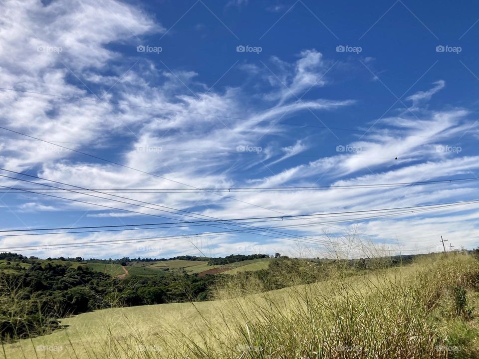 Nos meus momentos cinzentos, preciso de cores. Como essas das 12h30!

Neste trecho entre Itatiba e Atibaia, o céu azul e o verde do mato me animam e me inspiram.
