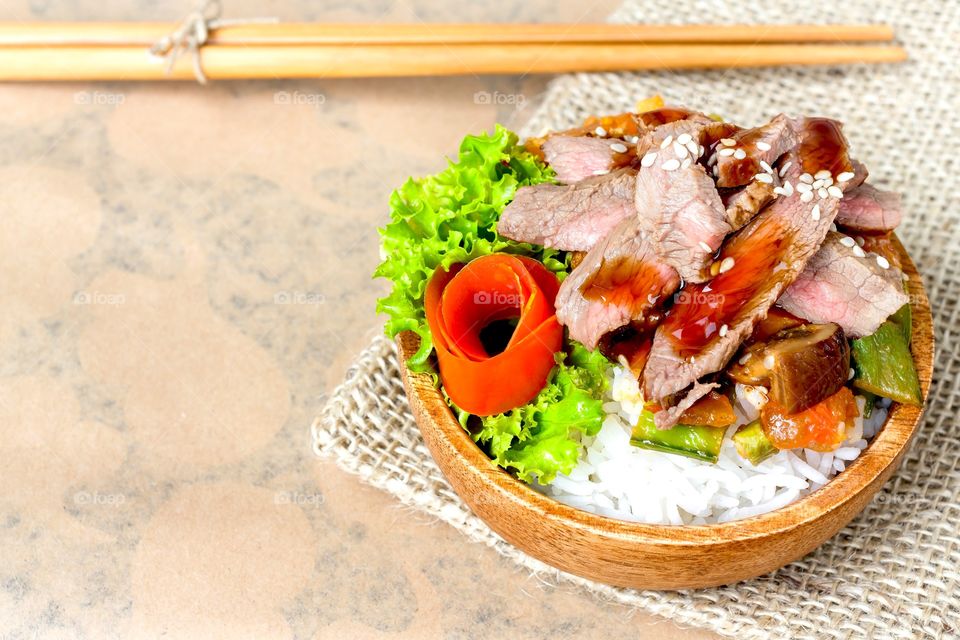 Grilled meat topping on steamed rice