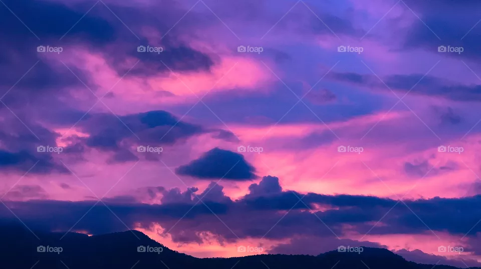 Pink sunset by the horizon 