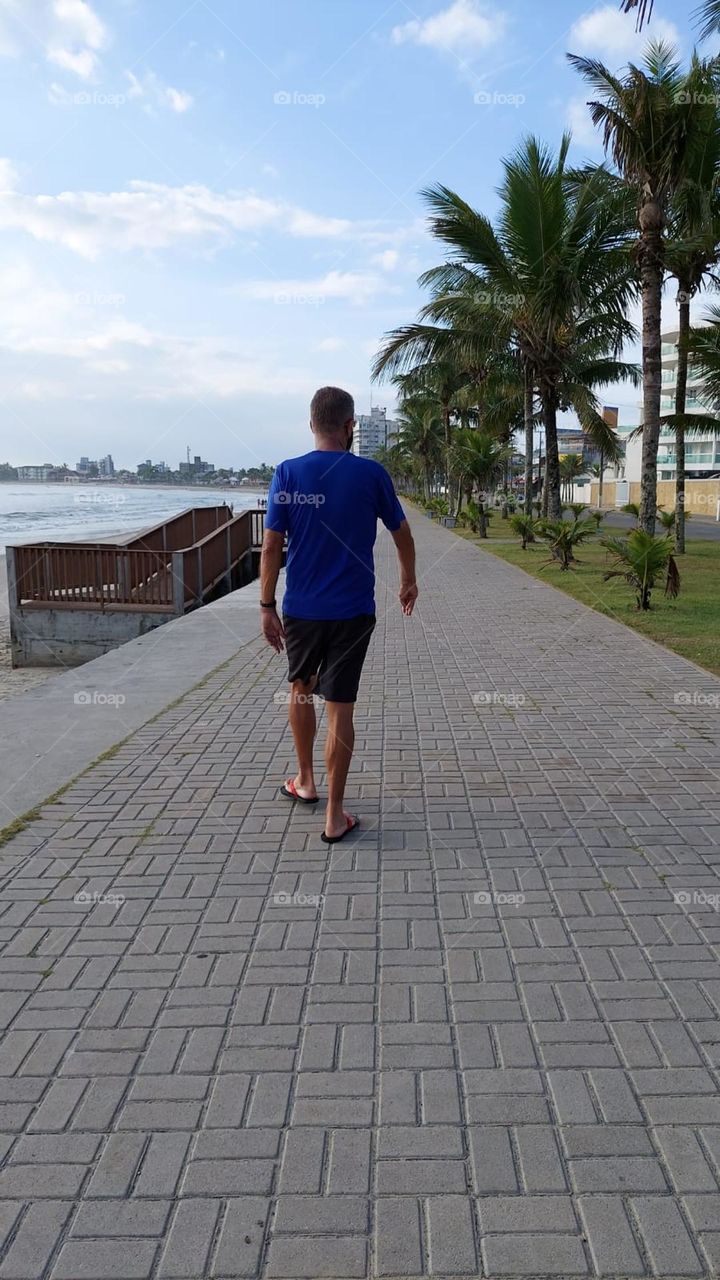 Um passeio no fim da tarde, lazer barato e necessário remédio para a saúde.