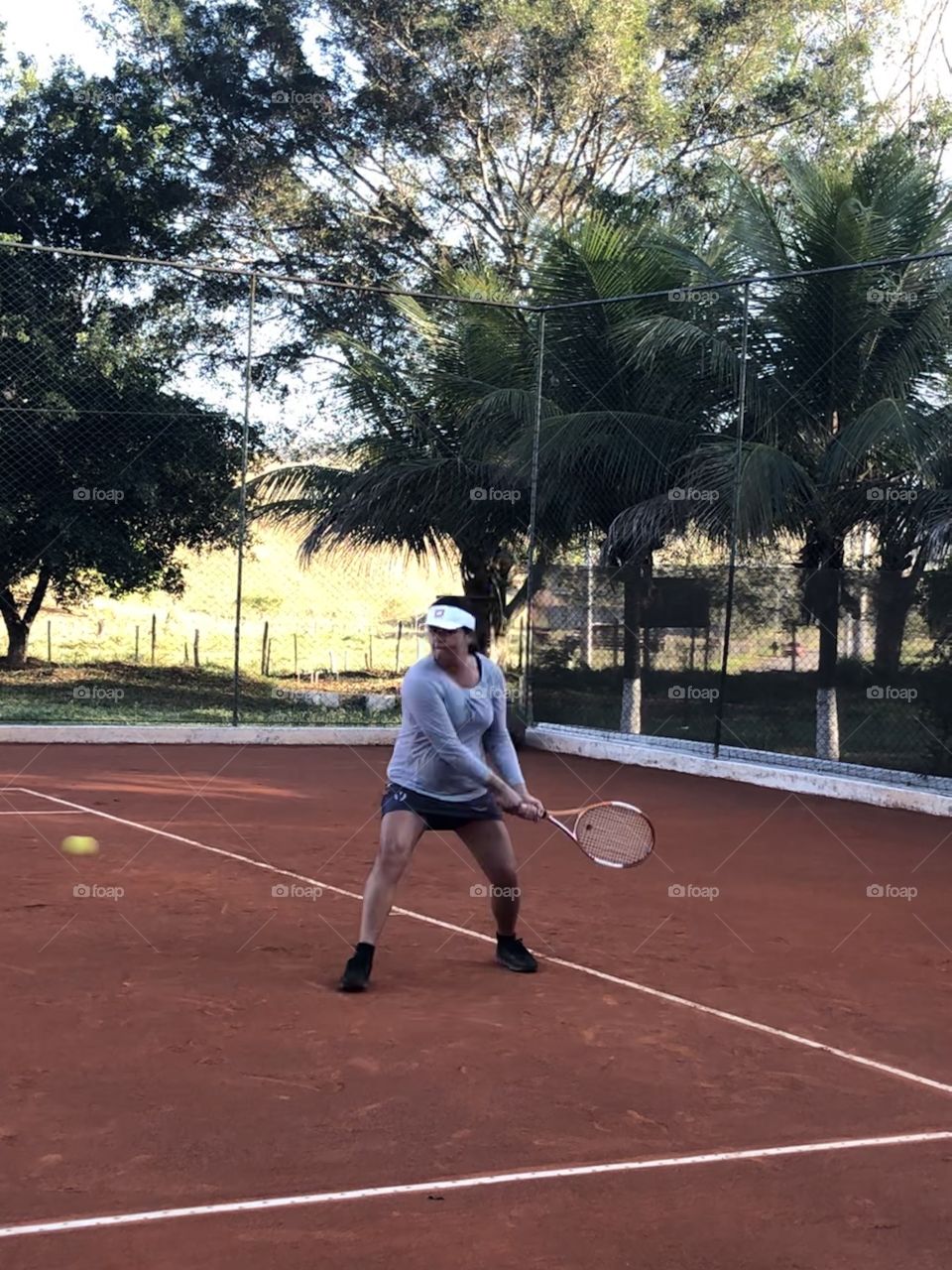 Jogando tennis. 