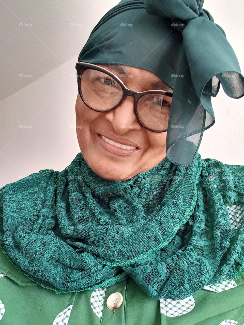 A beleza do look verde. O verde é uma cor secundaria: alegre, marcante, vibrante e poderosa! Transmite diversas sensações, como esperança, liberdade, saúde e vitalidade. Simboliza a natureza, o dinheiro e a juventude.