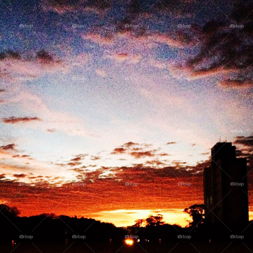 Uma paisagem muito bonita do céu de Jundiaí. Amanhecer com nuvens rosas e silhueta marcante. 