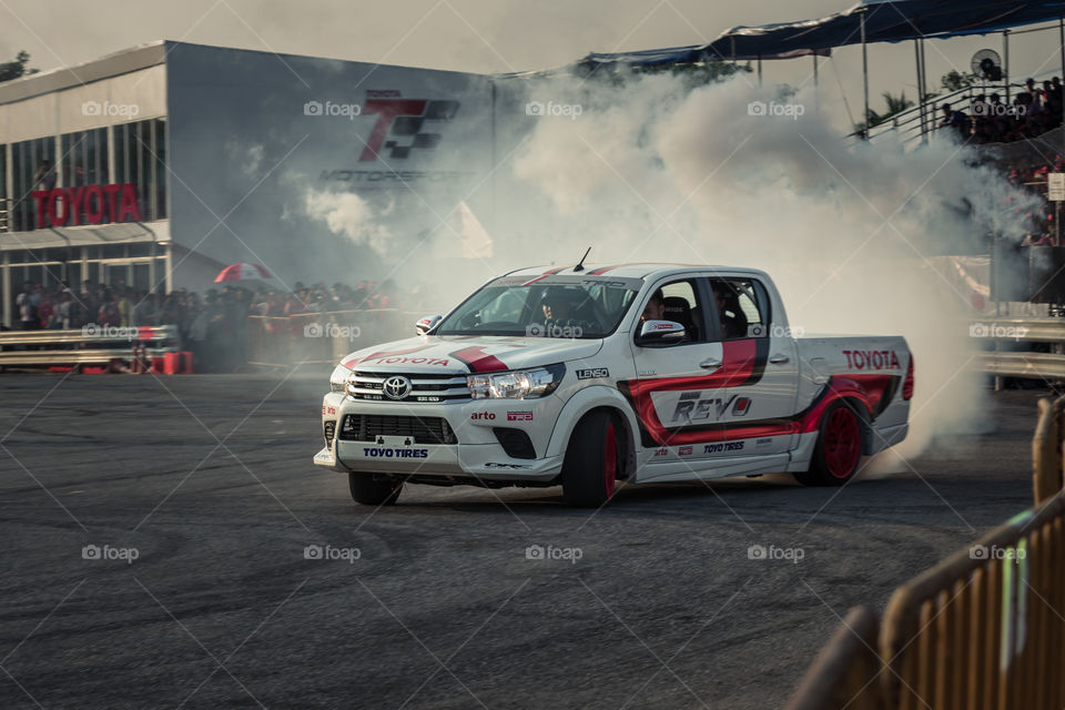 Toyota hilux revo drift show 