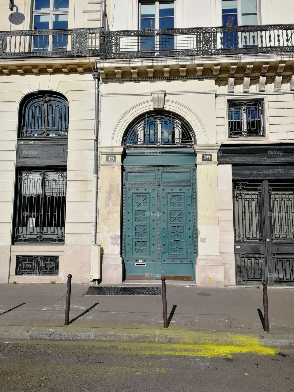 Parisian green door