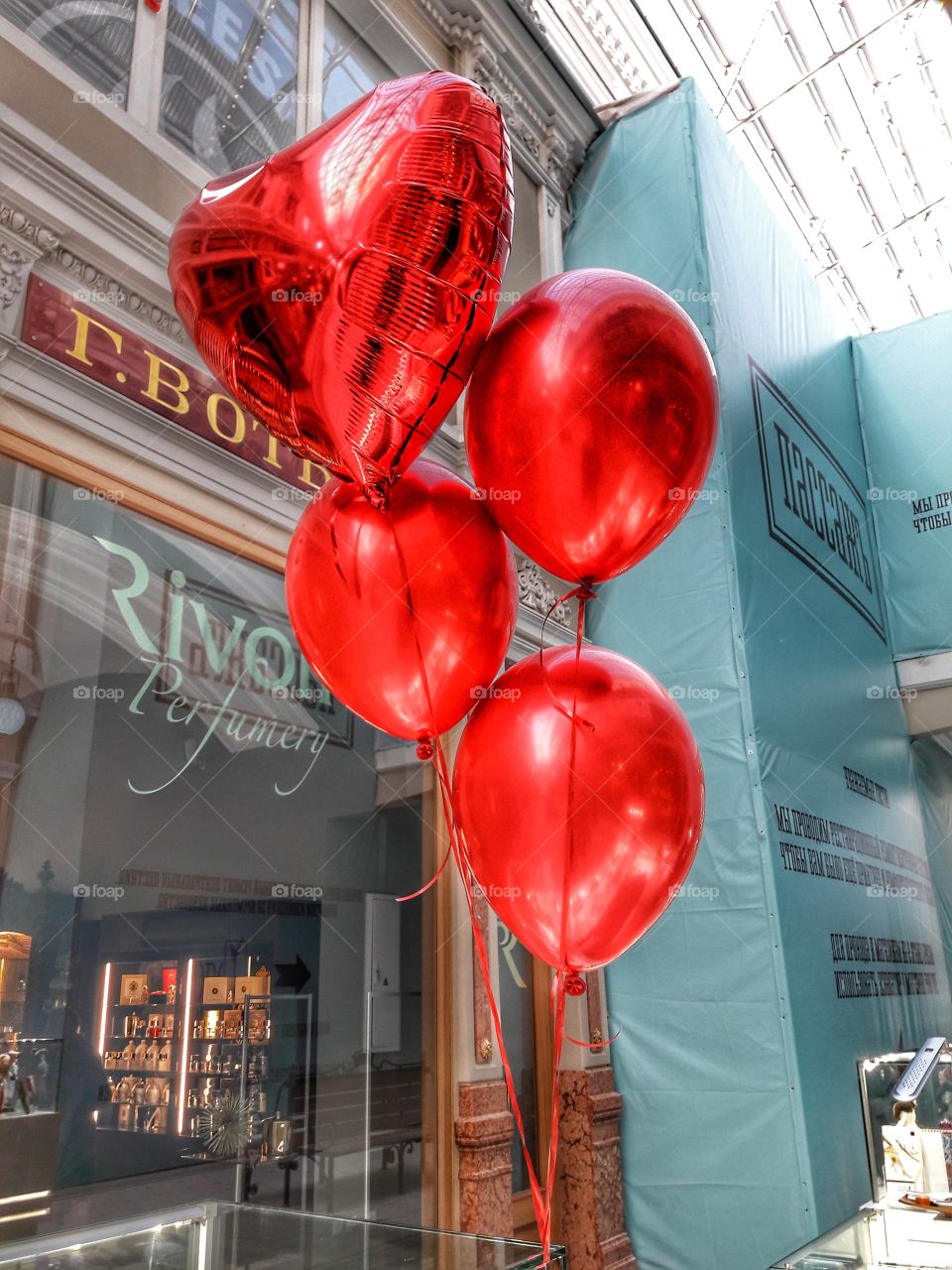 baloons red indoor decor