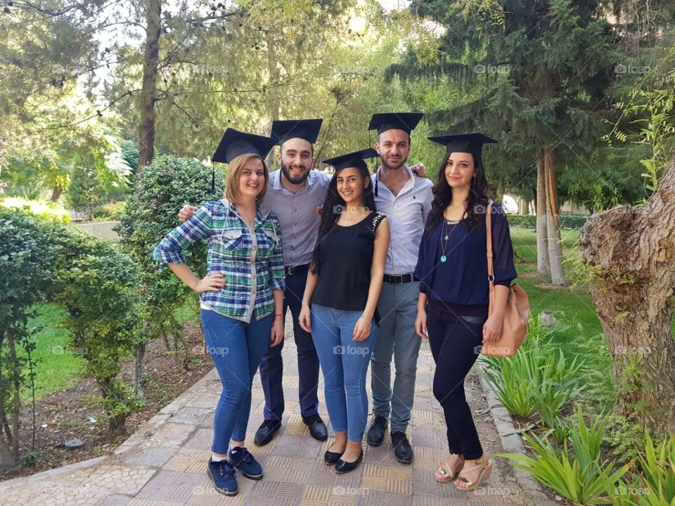 nothing feels more joyful than celebrating your graduation with your best people 👨‍🎓👩‍🎓