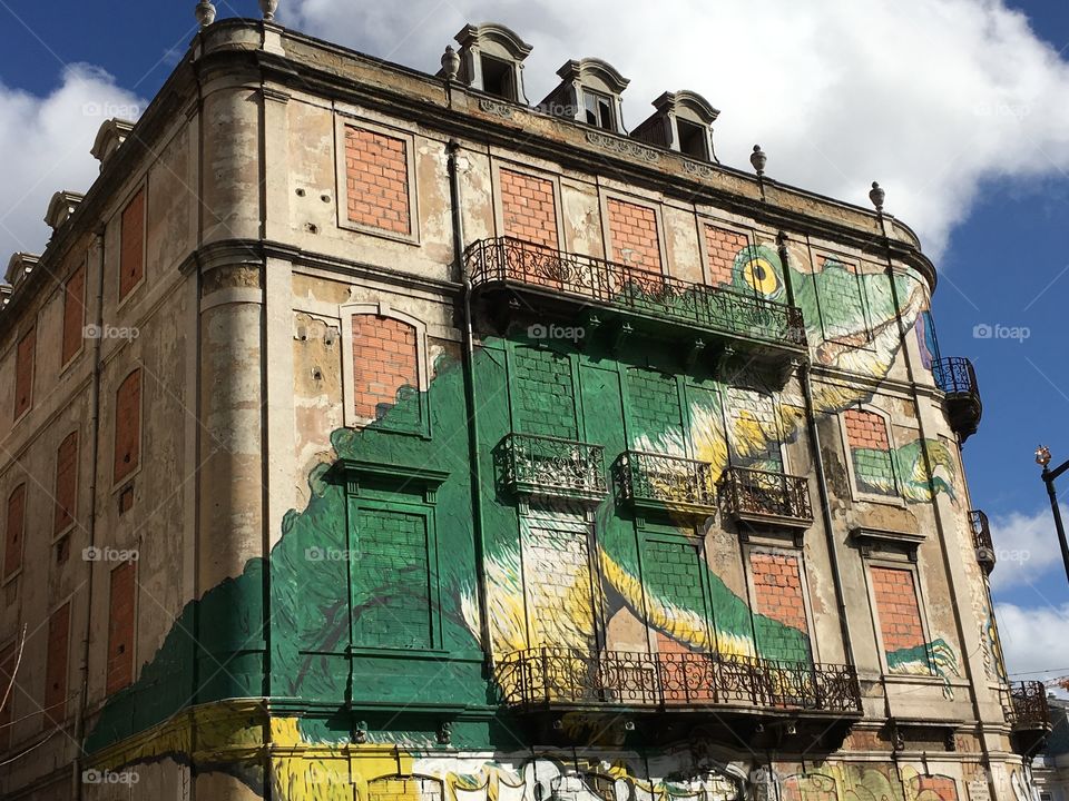 Abandoned building with crocodile design, lisbon,portugal