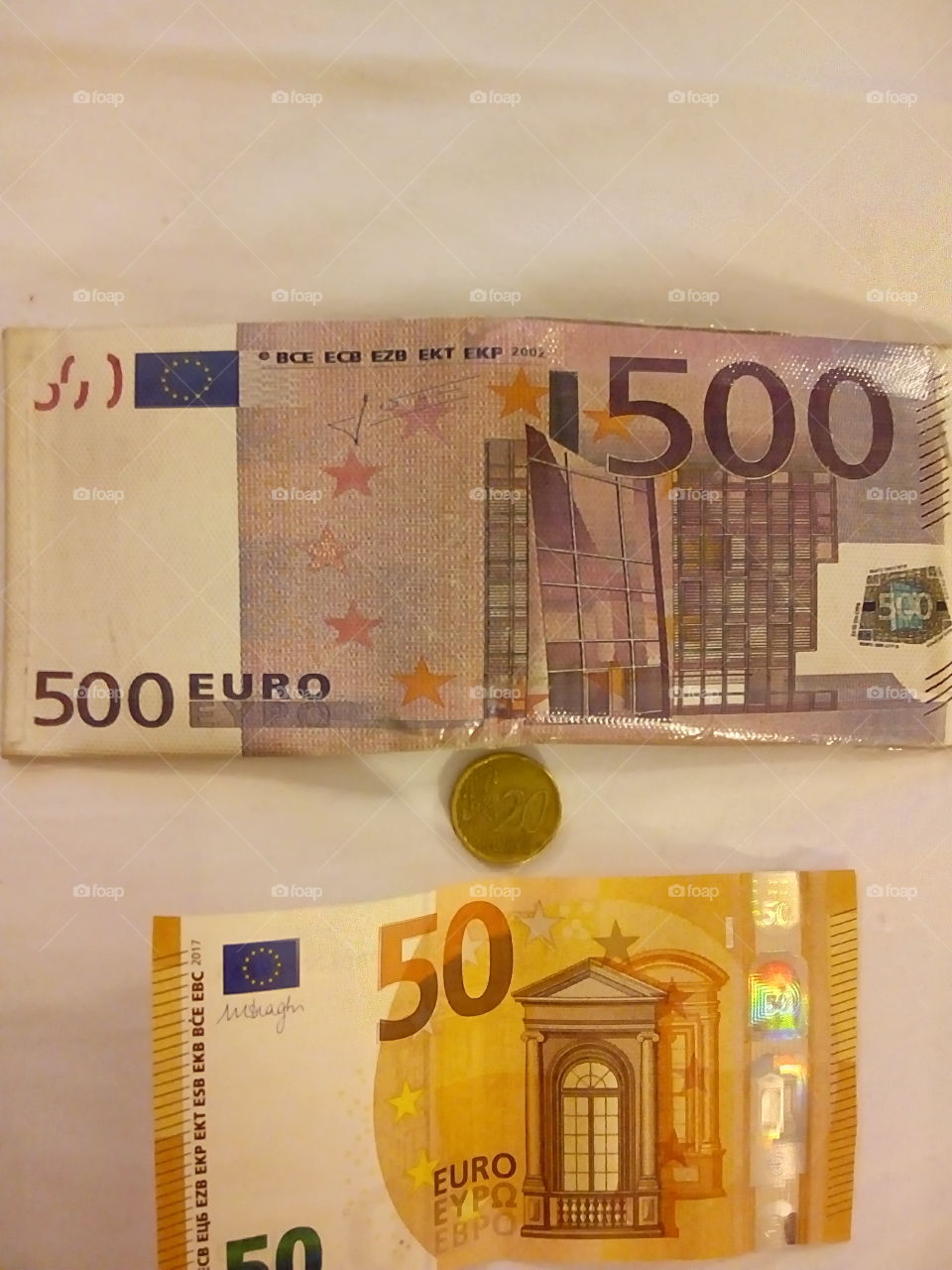 It'd be nice to have a €500 bill but by now I've got the €500 wallet.
(El billete de €50 y los €20 centro son reales). Genial sería volver a Europa pronto!