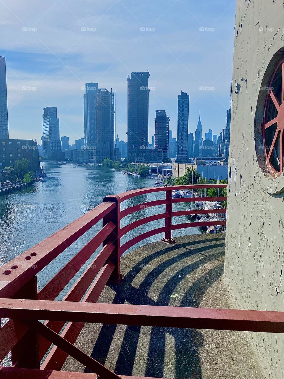 The outpost with the watchtower in the center of the „Pulaski Bridge“ at „Newtown Creek“ is officially closed to the public. But spectacular views of NYC can also be enjoyed from a bit further back. 2023. Hypnotic Productions