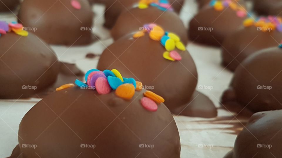 Brigadeiros de doce de leite e pingos de chocolates coloridos para festas infantis,  deliciosos.