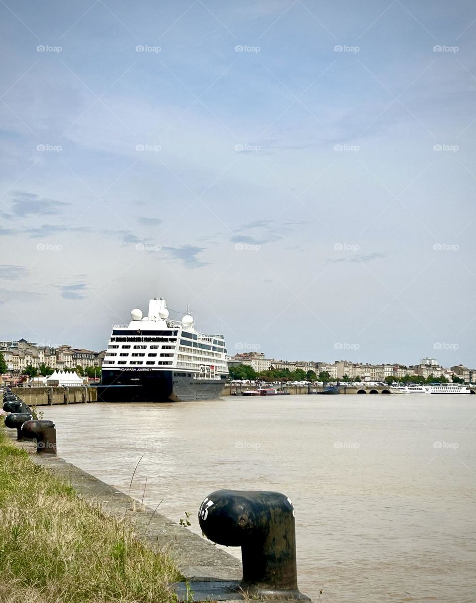 Bordeaux , walk Garonne river Junes 2023 . 