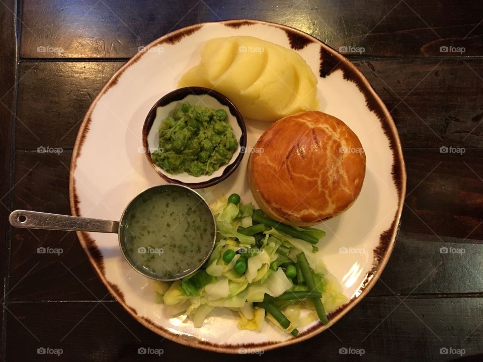 Traditional Pie ... Mash ... mushy peas and pie liquor Cockney dish ... London 🇬🇧