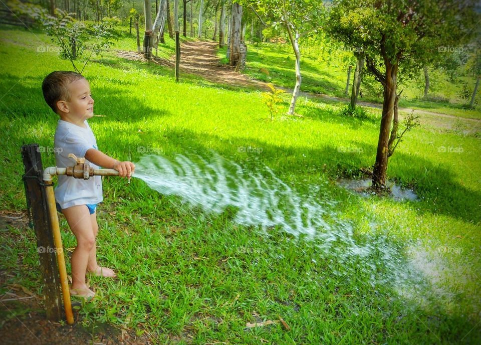 criança brincando com água - child playing with water