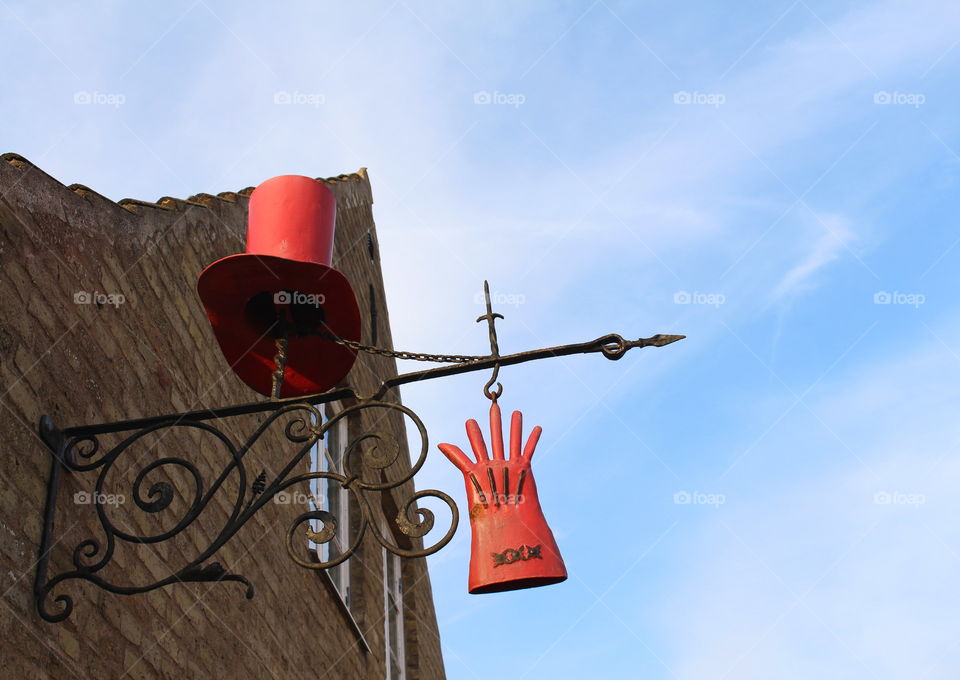 Hat and glove sign.