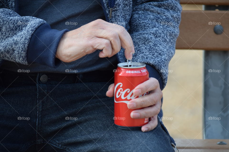 Opening coke in can