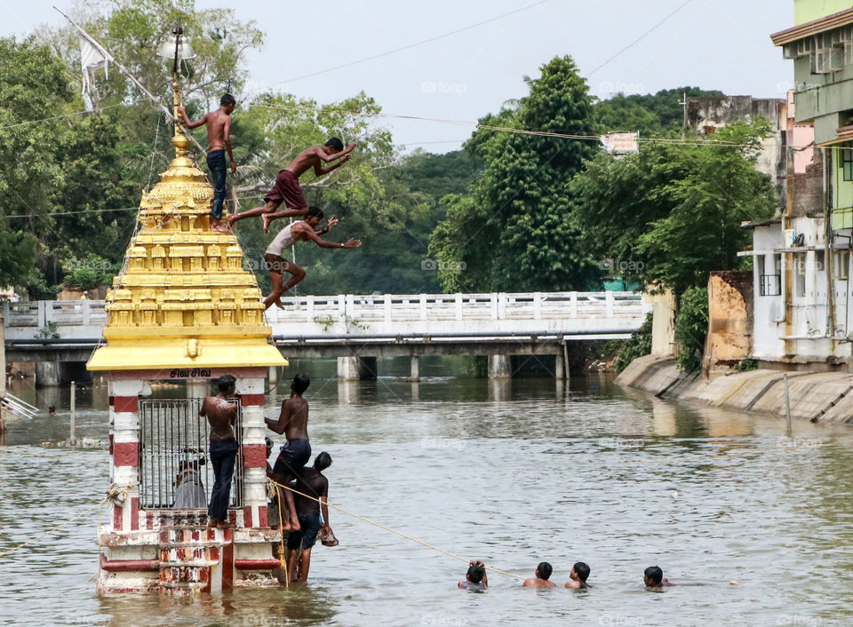 A FUNFULL STORY OF SCHOOL STUDENT WHO WAS HAPPY STUNTING IN RIVER OF CAUVERY