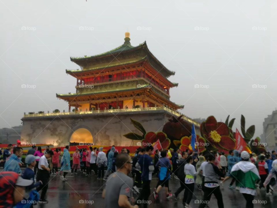 The North and the South now meet, the audience in unison.
Runners open face frequency response, Xi’an city happy marathon.