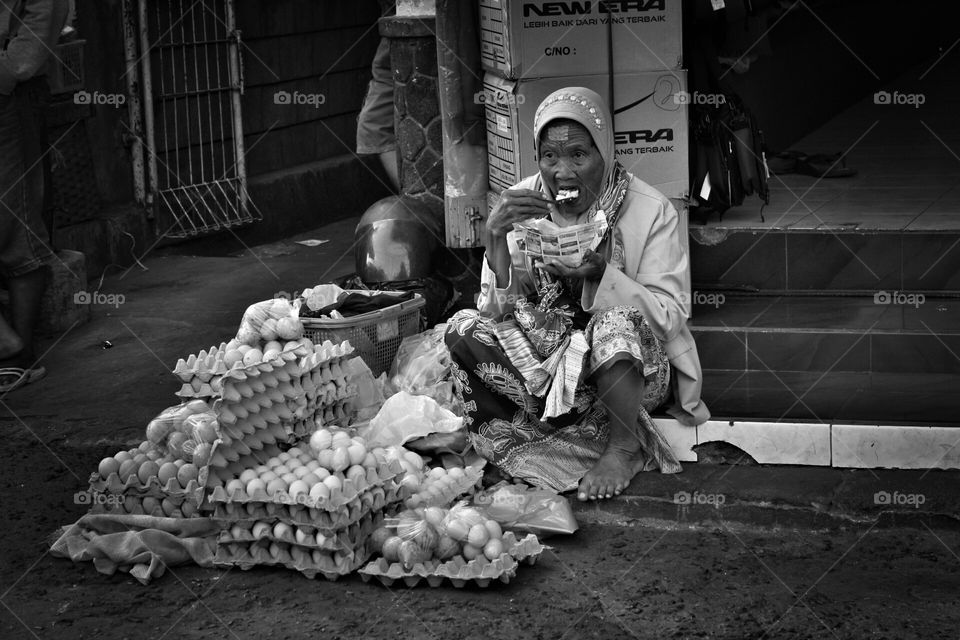 hasil bimbel fotografer  lokasi pasar kotakede di Yogyakarta
di sini kmi di suruh oleh ketua bimbel foto orang di pasar klo di bilang foto street dalam fotografi