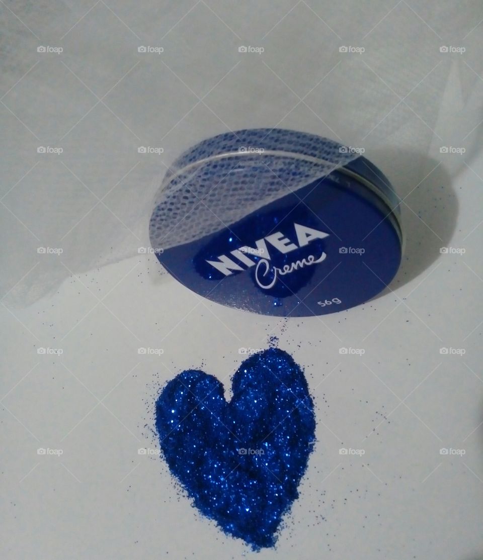 Blue heart . Glitter.  Creme Nivea