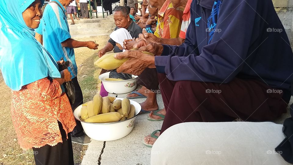 Bercengkrama dengan suguhan jagung godhog