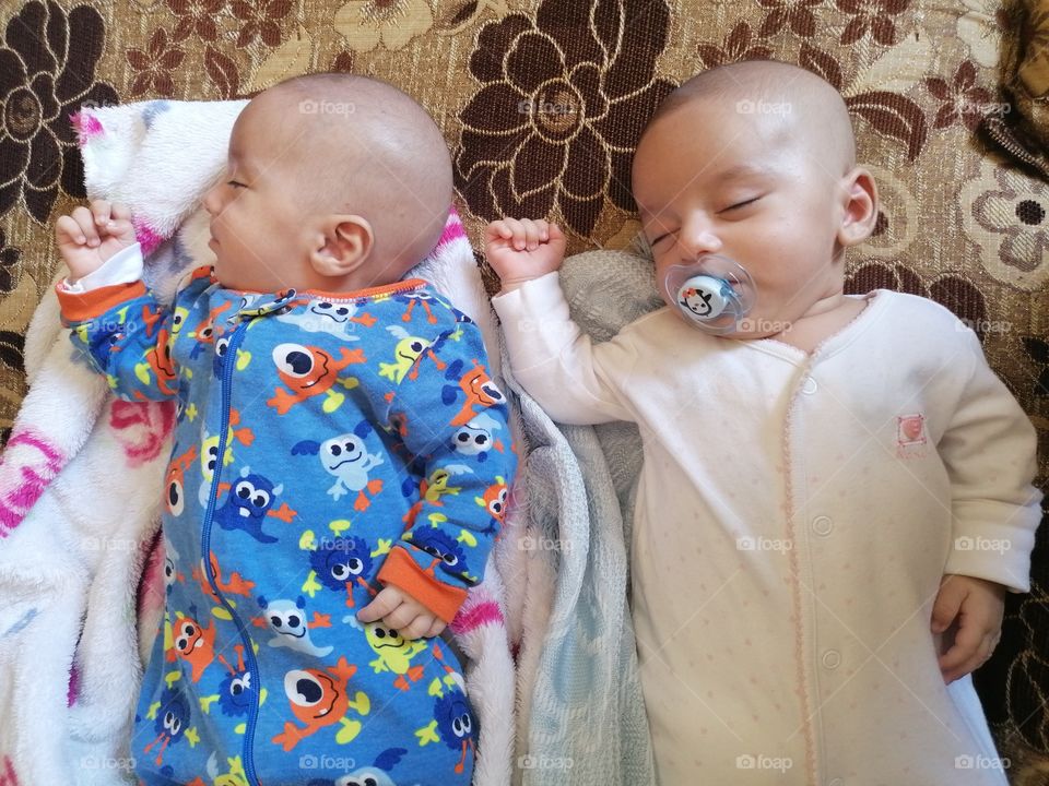 توأم ينام  A twin sleeps