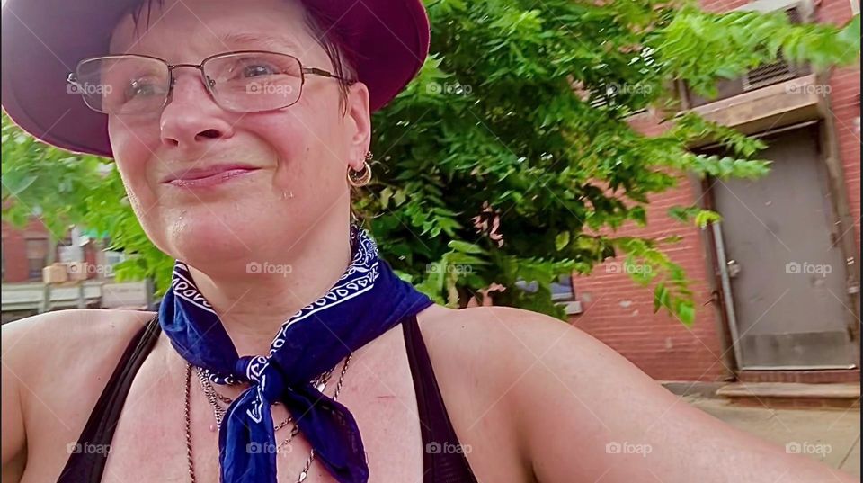 This is me, „Petra Schiller“ a.k.a. „Maxine Firefox“ a.k.a. „Maximiliane Feuerfuchs“ because I‘m a comedian patrolling „48th Ave“ at „Vernon Jackson Ave“ in LIC, Queens while the laundry is spinning inside the laundromat. 2023. Hypnotic Productions