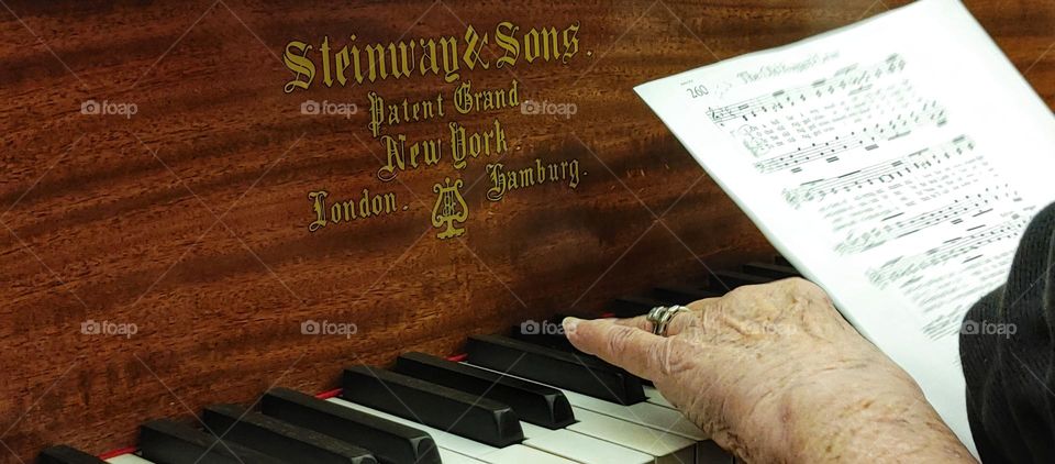 Playing music - Steinway & Sons - Patent Grand New York - London - Hamburg