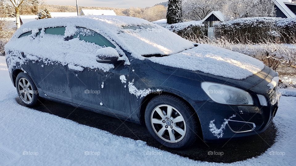 Winter, car covered in snow and ice - vinter, bil täckt med snö och is 