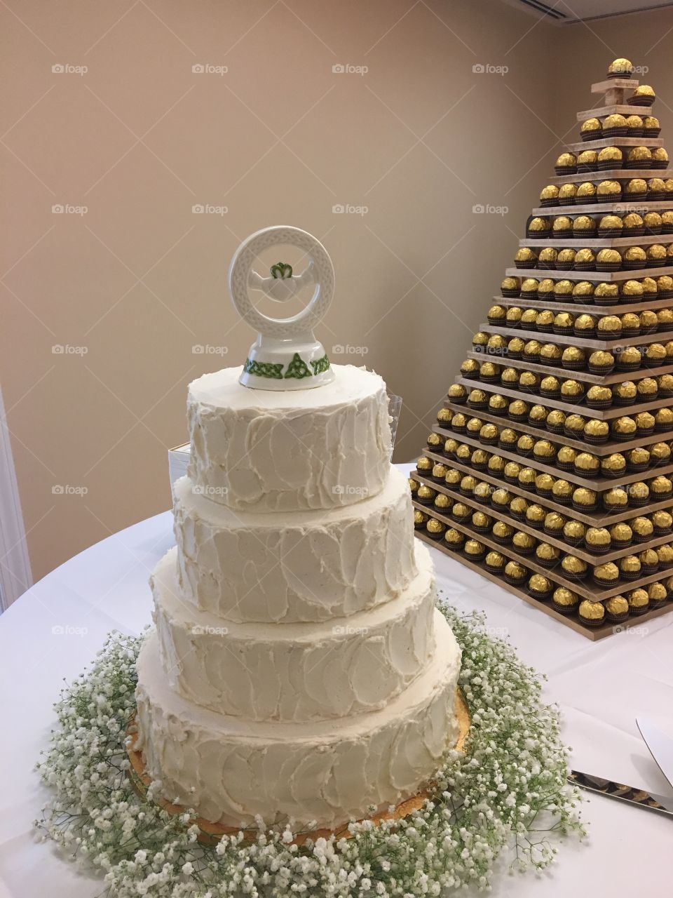 Tiered cake with pyramid 