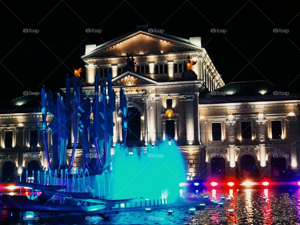 the colorful fountain in front of the theater in Severin