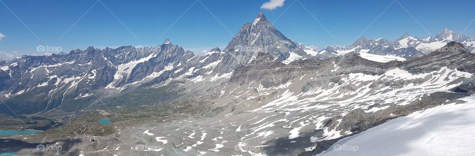 Panoramic view of the Italian side of the Matterhorn in summer, mountain in the Alps of Italy - panoramabild över Matterhorn på sommaren, från italienska sidan  - Monte Cervino Italia