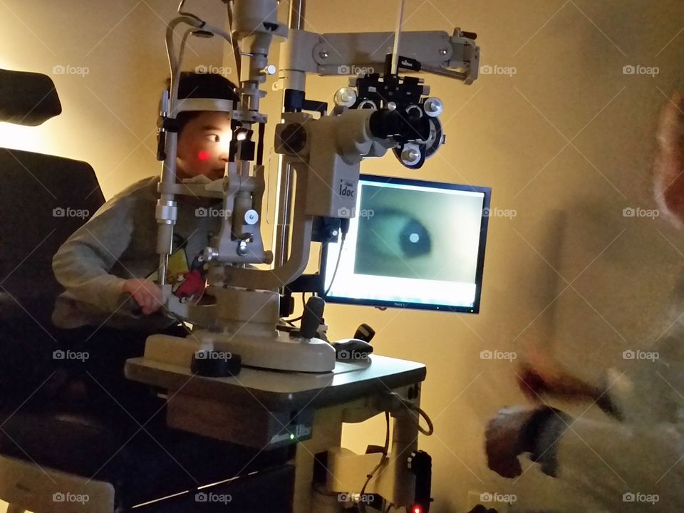 child getting vision eye exam