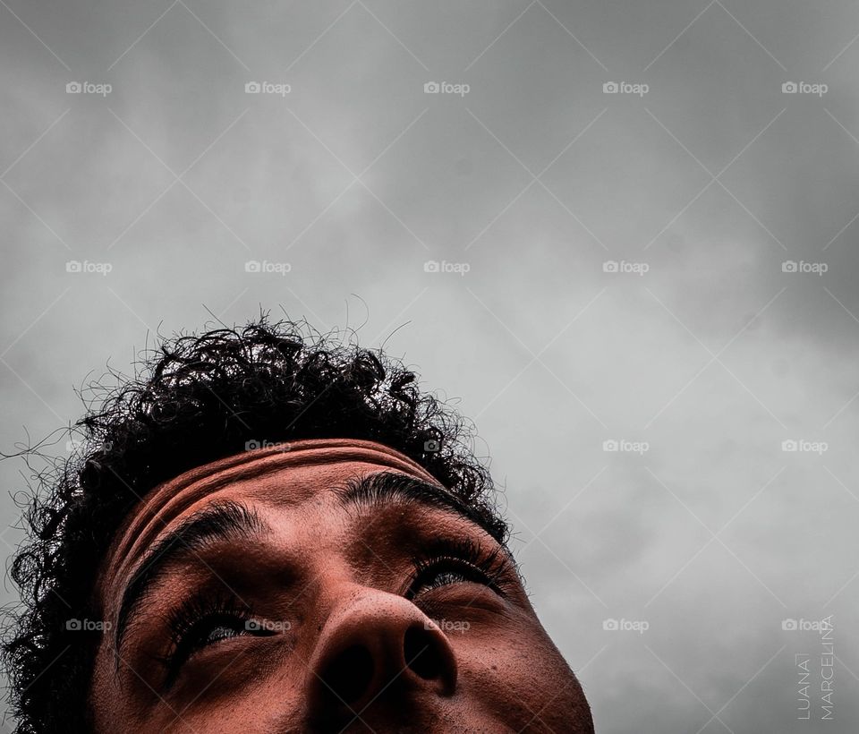 Homem negro olhando para o céu.
