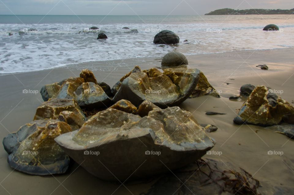 Moeraki Boulders, New Zealand ... “stones” on Koekohe Beach