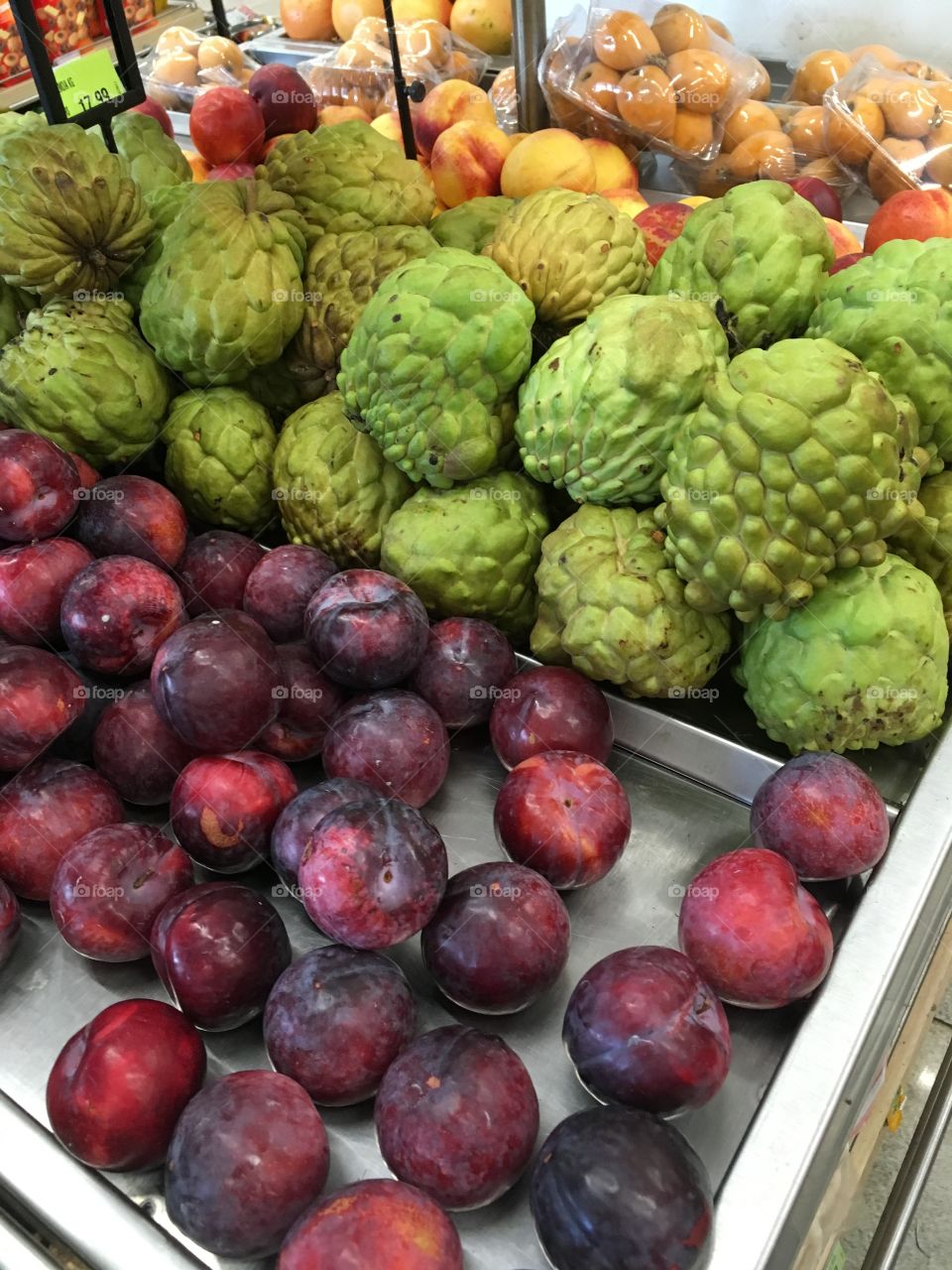 Os reajustes de #frutas e #verduras provam: a #inflação divulgada pelo Governo nunca é a mesma sentida pelo nosso bolso!
Em: https://professorrafaelporcari.com/2017/10/01/como-justificar-tais-precos-de-hortifrutigranjeiros/
Estive em um mercado especializado em produtos hortifrutis e levei um susto: kiwi a R$ 20,00 / kilo, uma cumbuca de morango a R$ 7,00 a unidade (e de má qualidade). Ameixas a R$ 19,50 e até a pinha (que está sobrando na casa do meu pai) a R$ 25,00 / kilo. 
Como não acreditar que a inflação é altíssima e os números divulgados pelo governo não são os reais?