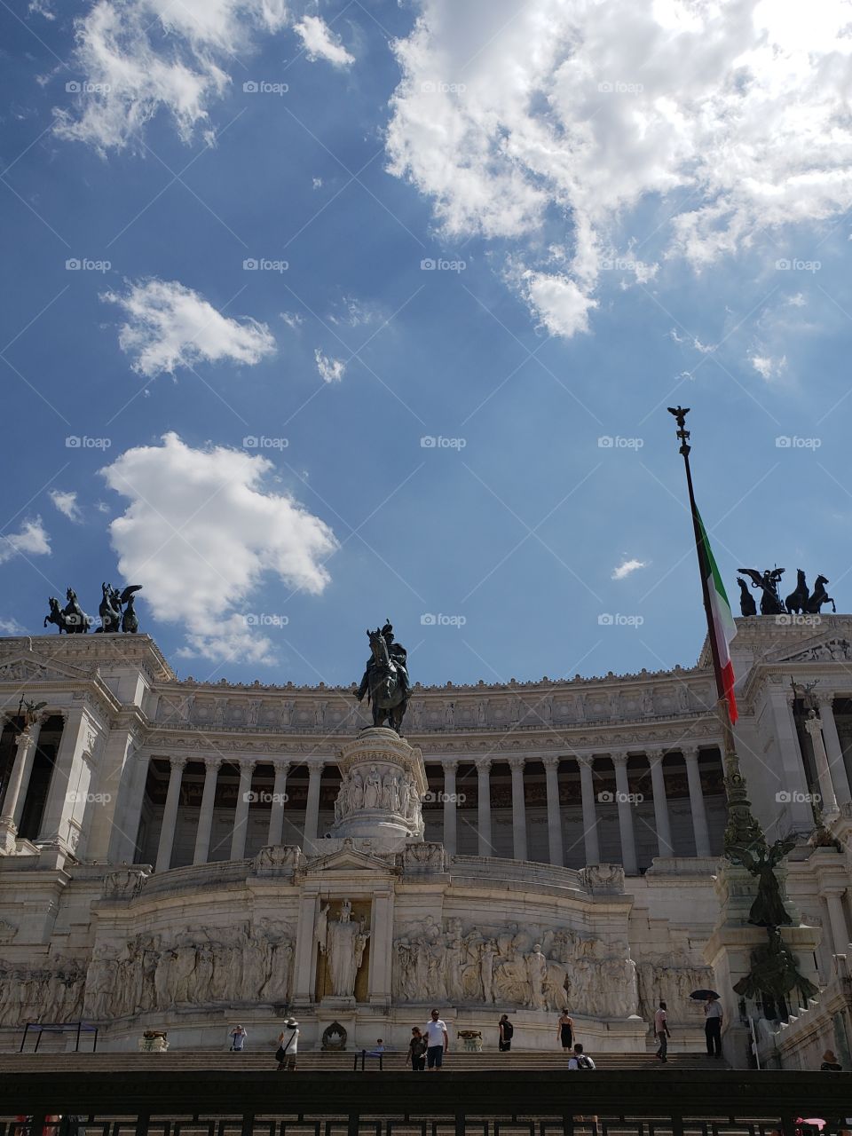 el monumento a la nación en Roma una calurosa tarde de verano