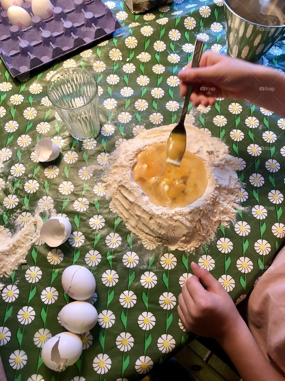 Make pasta with egg on table
