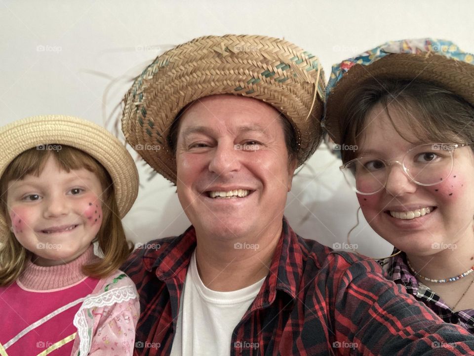 🇺🇸 Me and my beautiful daughters!  As we like redneck parties… / 🇧🇷 Eu e minhas lindas filhas! Como gostamos de festas caipiras…