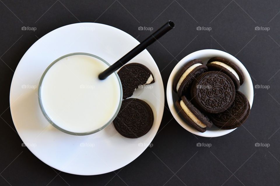 Oreo cookies with milk