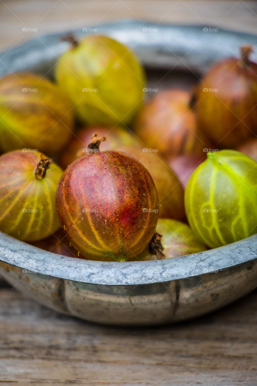 Gooseberries metal bowl