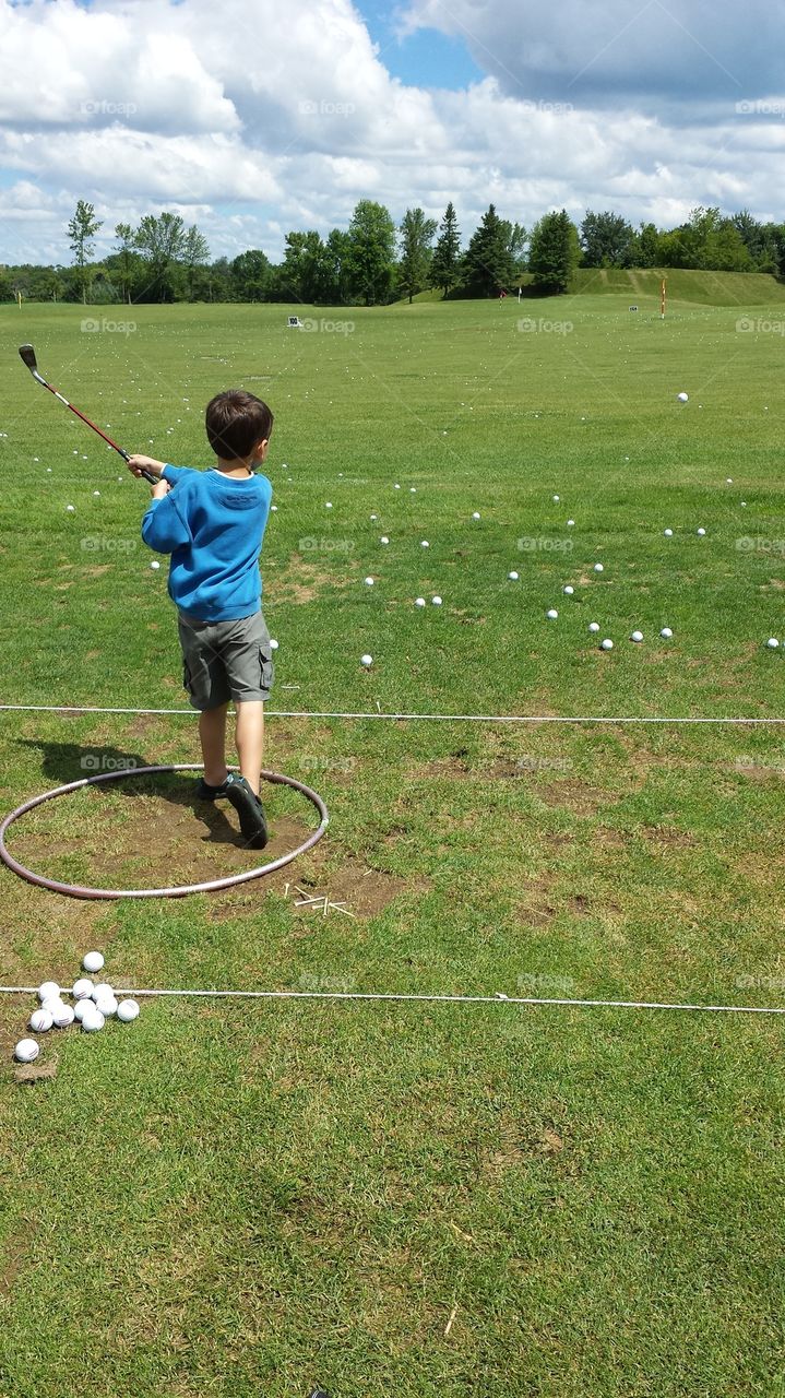 golfing boy