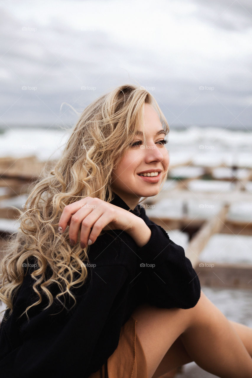 portrait photo of a beautiful woman by the sea