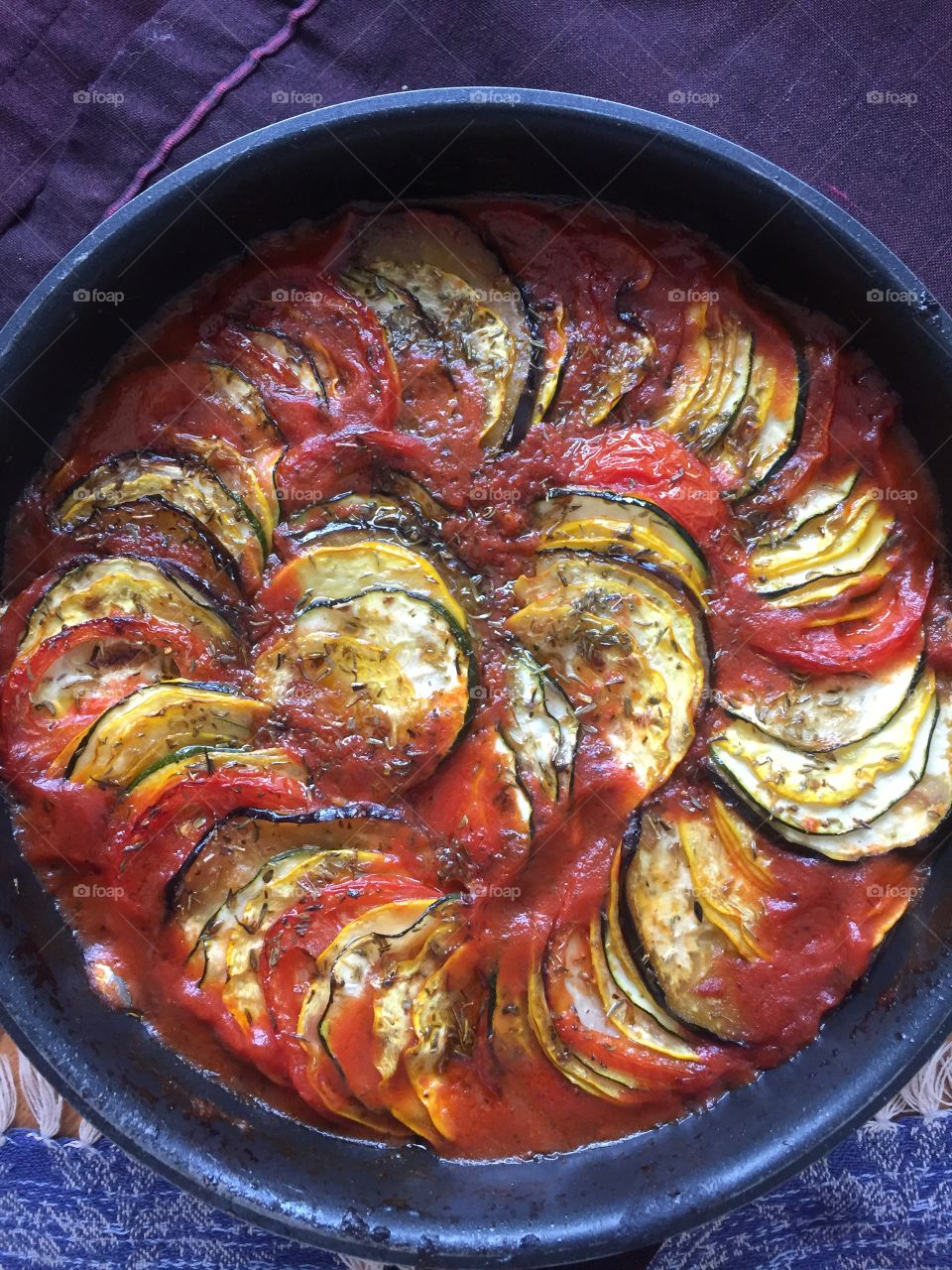 Ratatouille in the oven❤️
Spicy tomato sauce in the pan❤️ add sliced yellow, green squash, tomatoes and zucchini. Season with oregano, thyme, basil, yeast flakes, salt and pepper❤️ 45 min in the oven at 45 min
